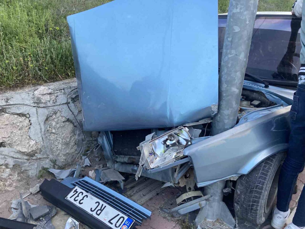 Hurdaya dönen otomobilden burunları bile kanamadan çıktılar