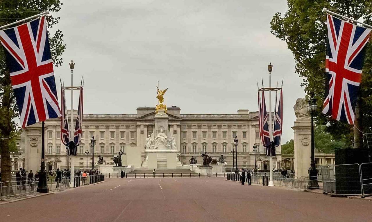 Buckingham Sarayı önünde silahlı olduğu şüphesiyle bir kişi gözaltına alındı