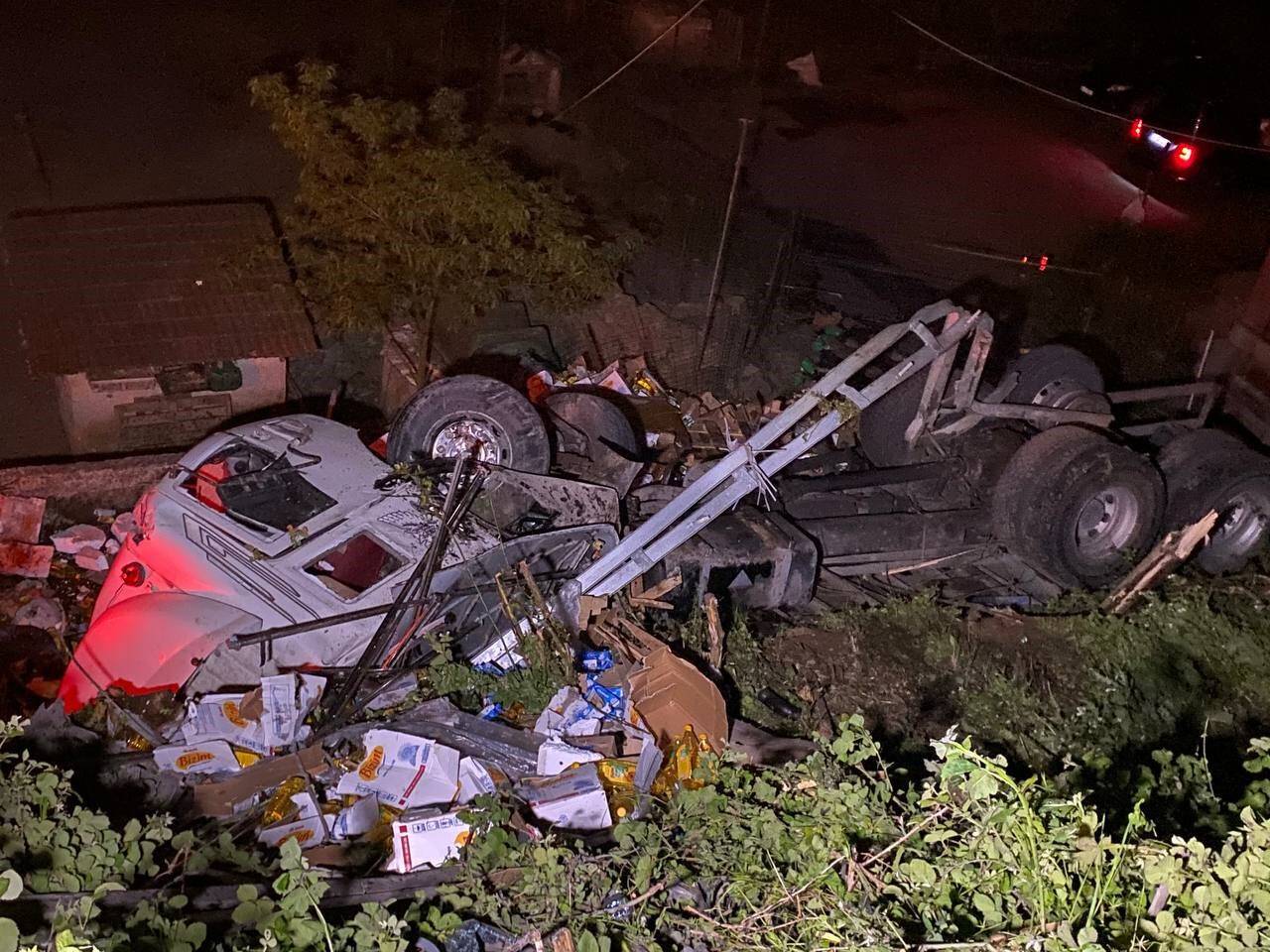 Kamyon 10 metreden aşağıya uçtu: 1 yaralı