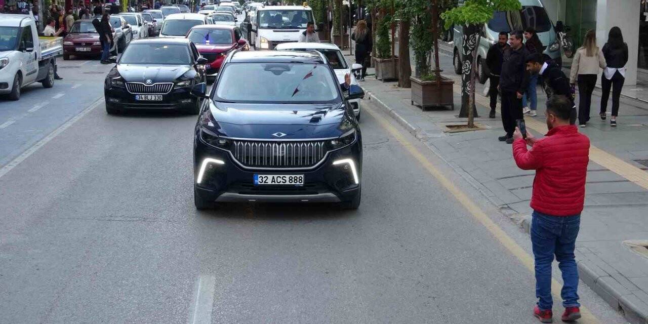 Isparta Belediye Başkanı Şükrü Başdeğirmen Togg’la şehir turu attı