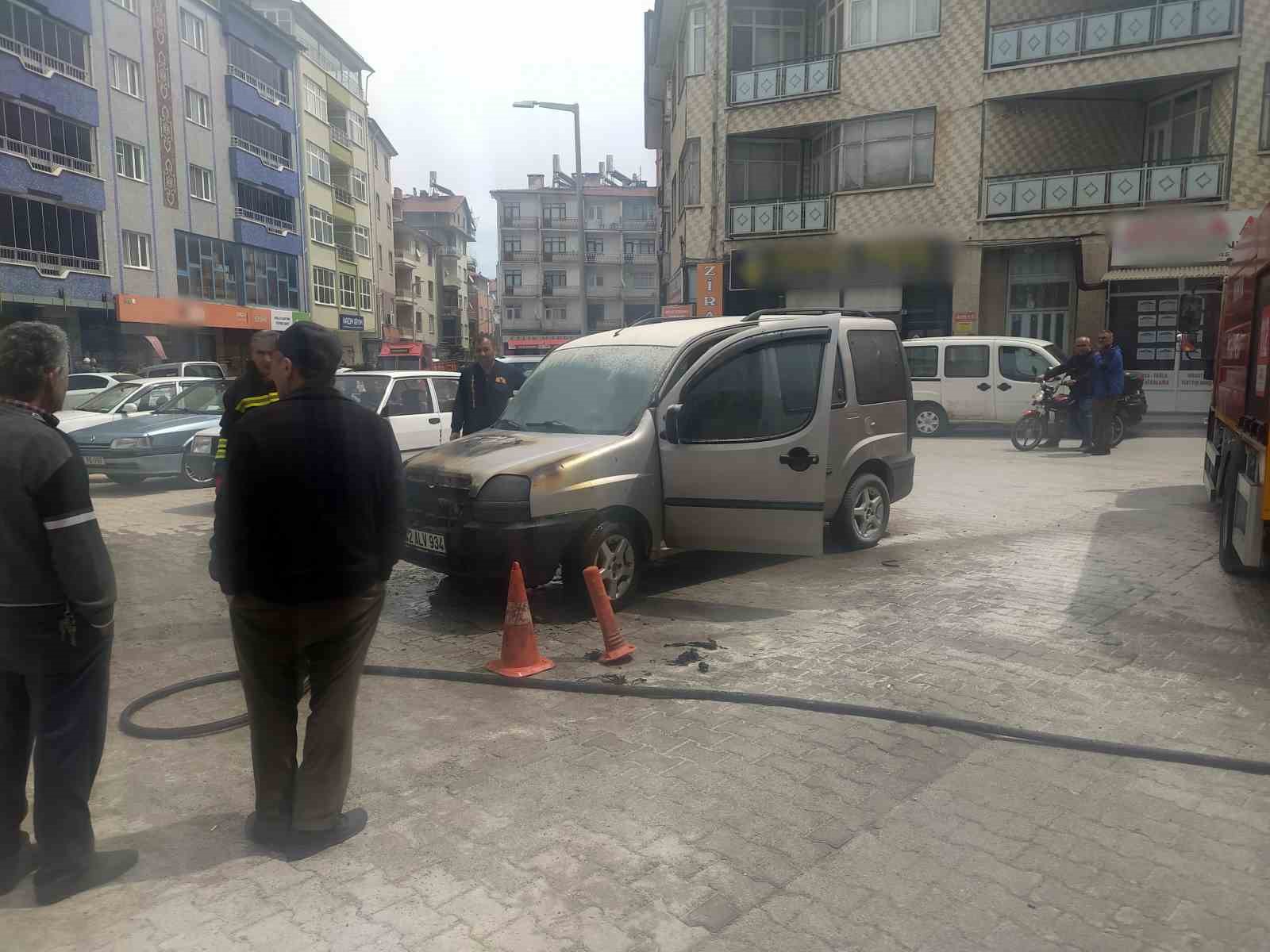Konya'da park halindeki hafif ticari araçta yangın