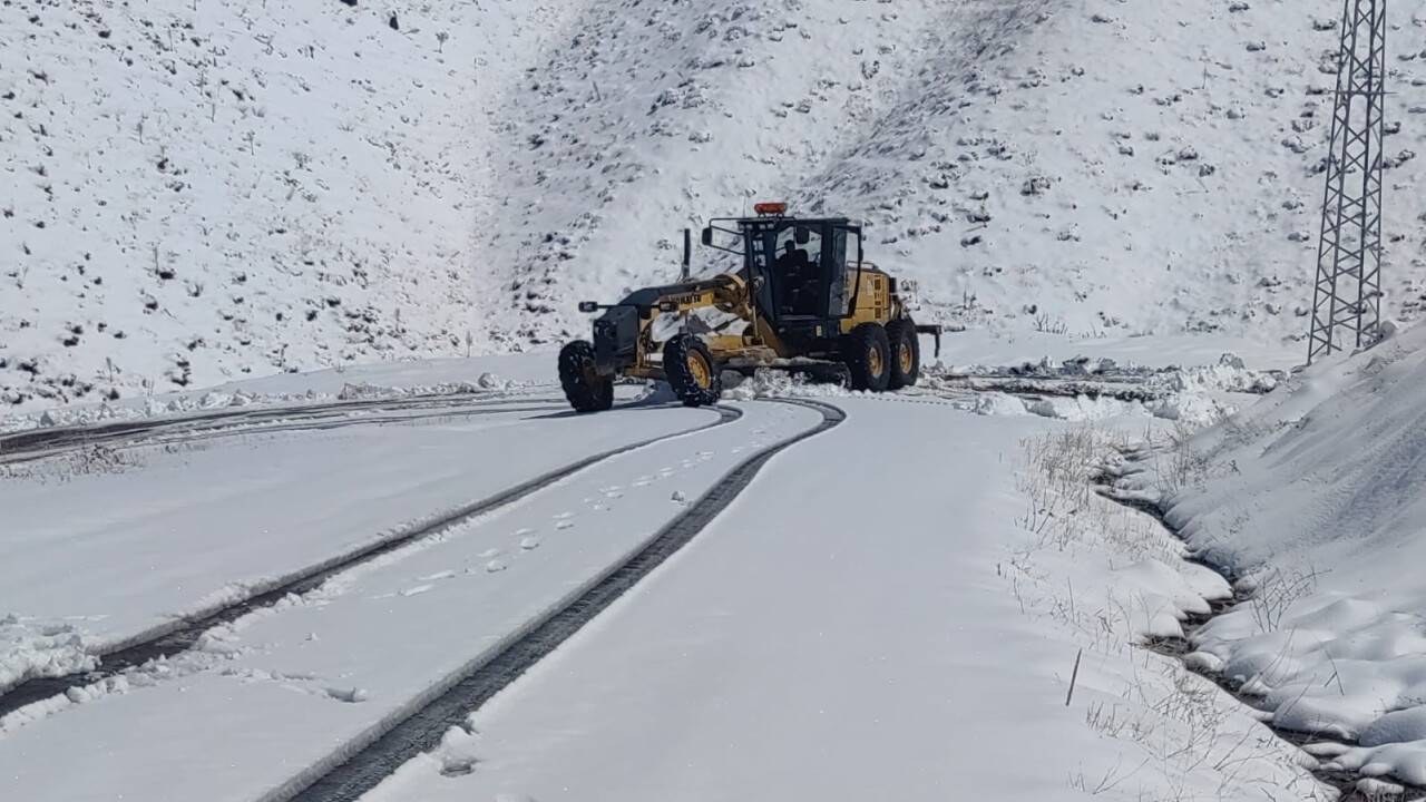 Kar yağışı ulaşımda aksamalara neden oldu