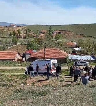 Cenaze çıkışı kabusu yaşadılar: Otomobil kalabalığa daldı