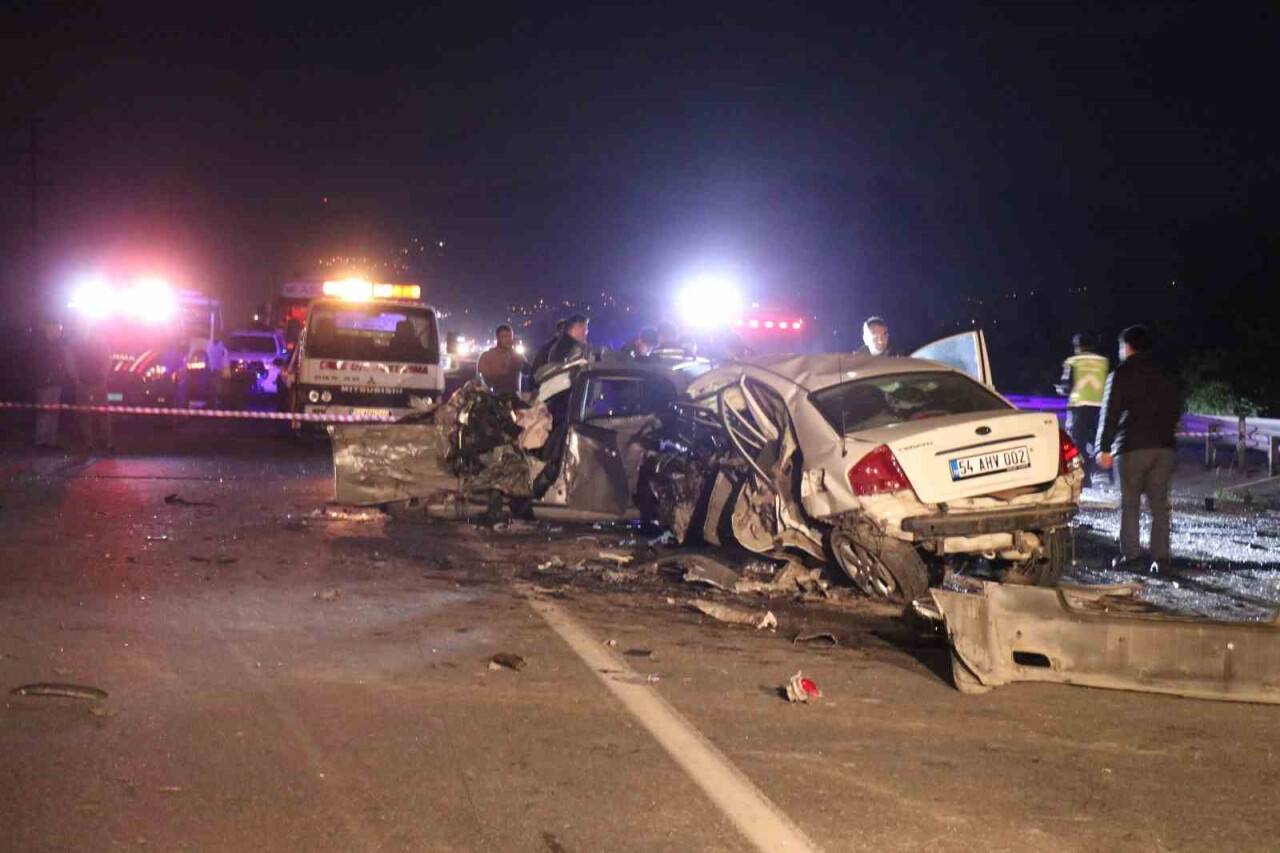 Kontrolden çıkan otomobil, karşı yönden gelen otomobile çarptı: 1 ölü, 4 yaralı