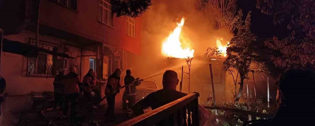 Annesi için emanet aldığı araç alev topuna döndü