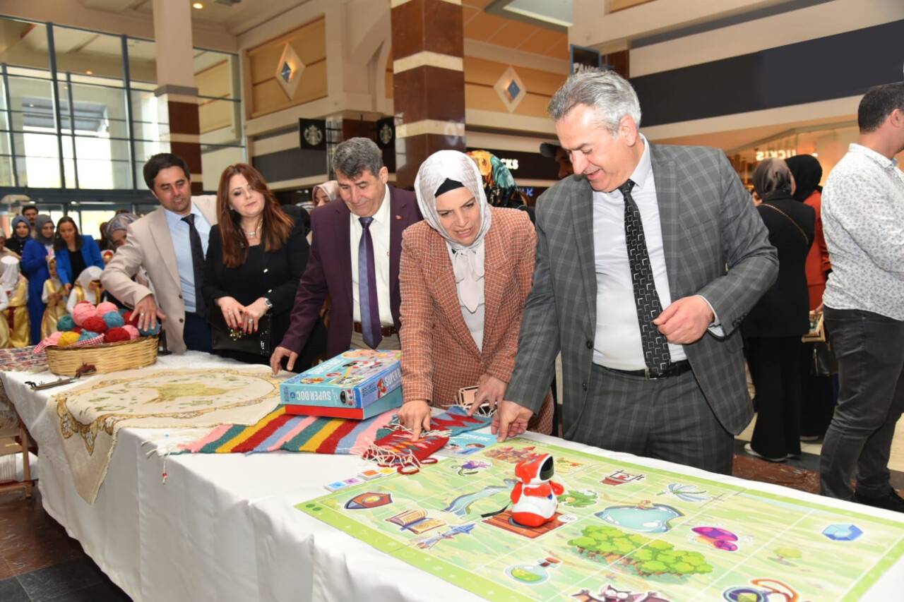 Yiğit, “İlk İlmek İlk Kilim” sergisine katıldı