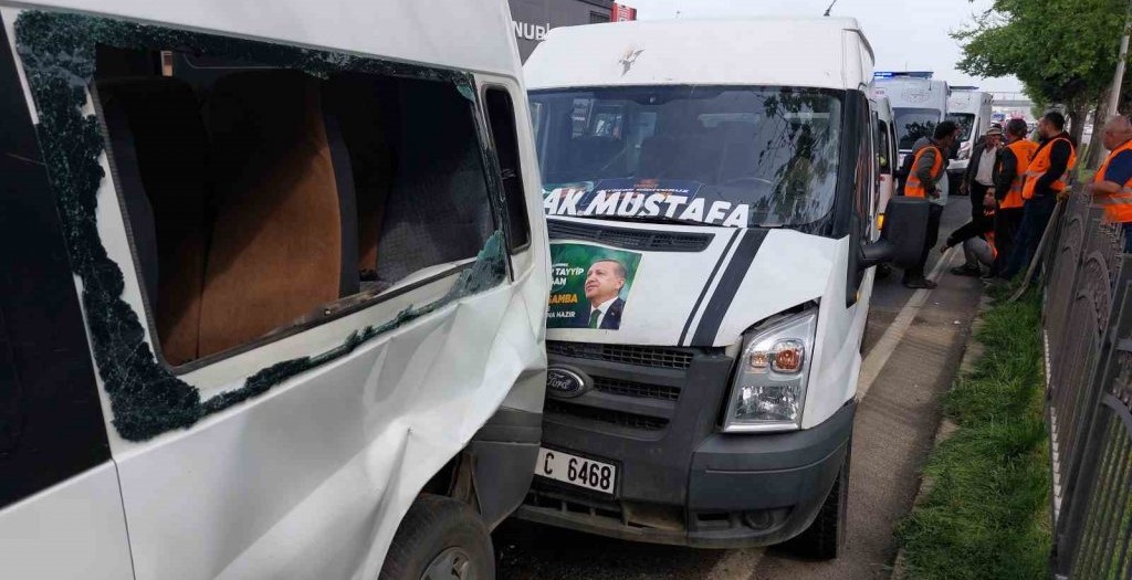 Mitingine giden konvoyda zincirleme kaza: 4 yaralı