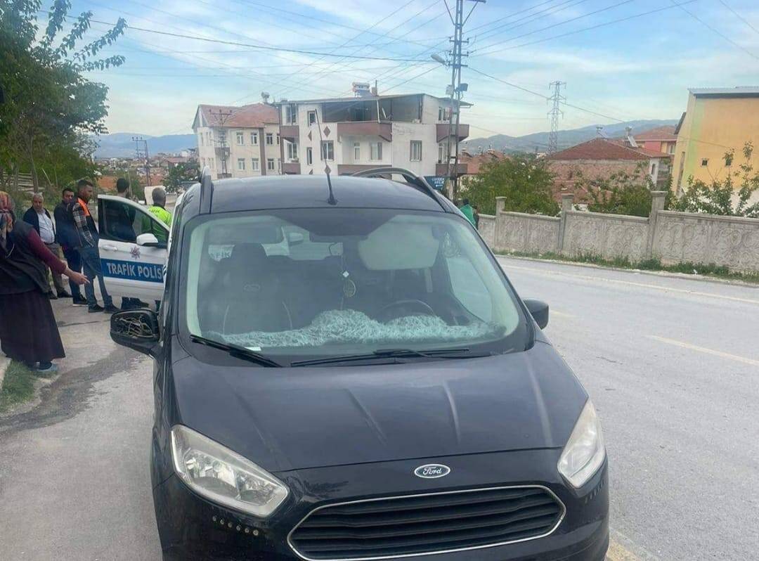 Otomobilin çarptığı yaya yaralandı