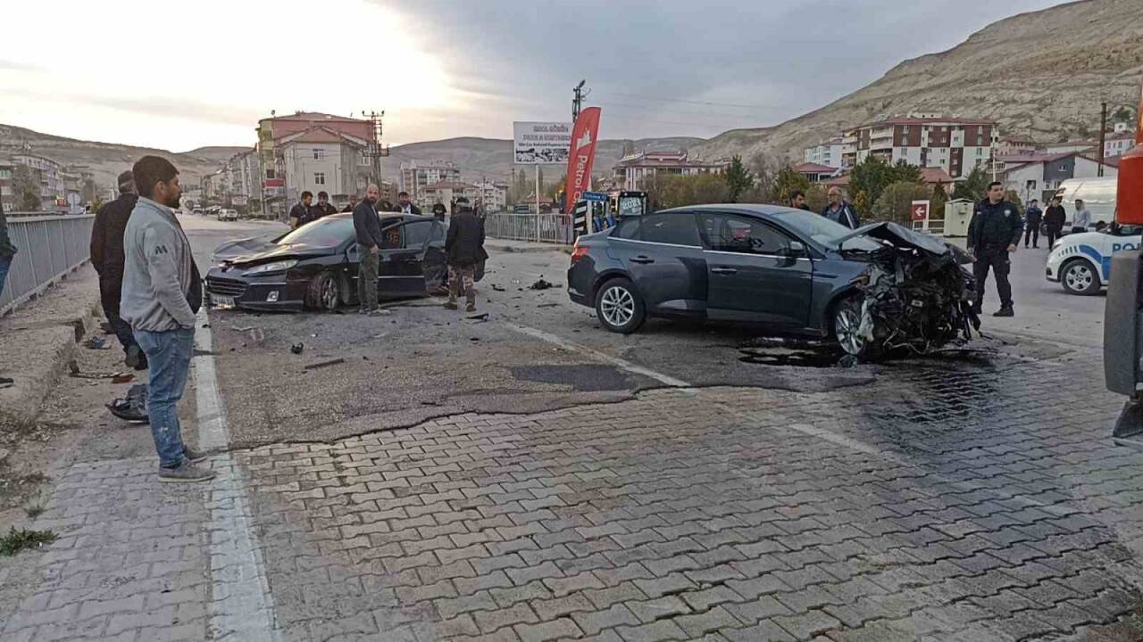 Otomobiller kafa kafaya çarpıştı