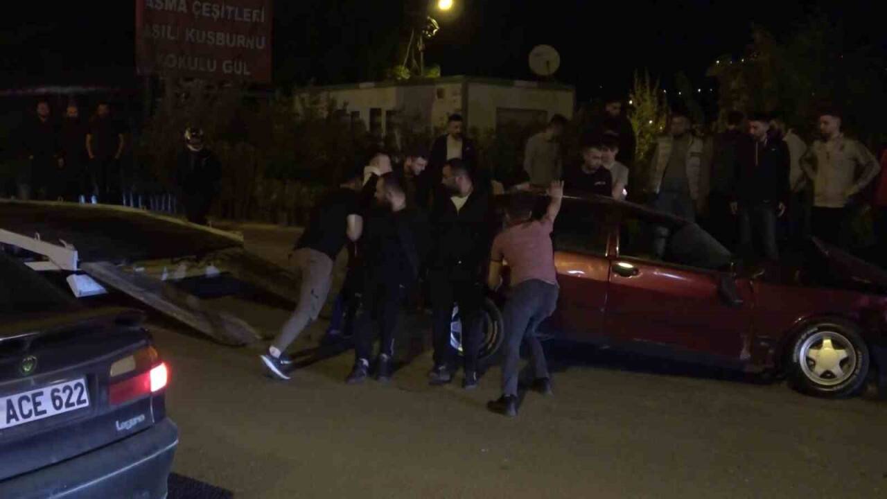 Takla atan araç el birliğiyle çekiciye yükledi