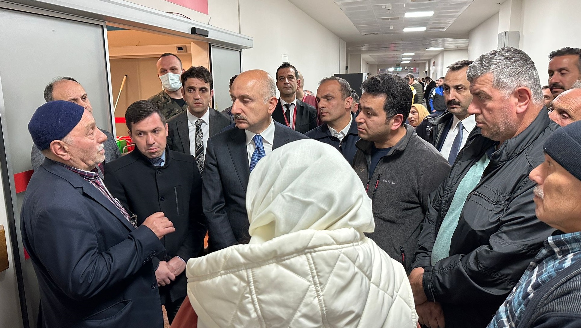 Bakan Karaismailoğlu Trabzon'da trafik kazasında yaralananları hastanede ziyaret etti