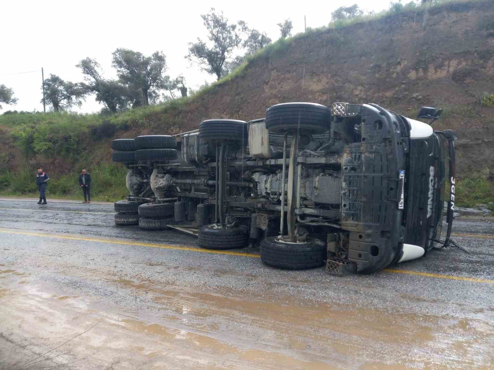 Virajı alamayan taş yüklü kamyon devrildi: Yöre sakinleri şikayetçi