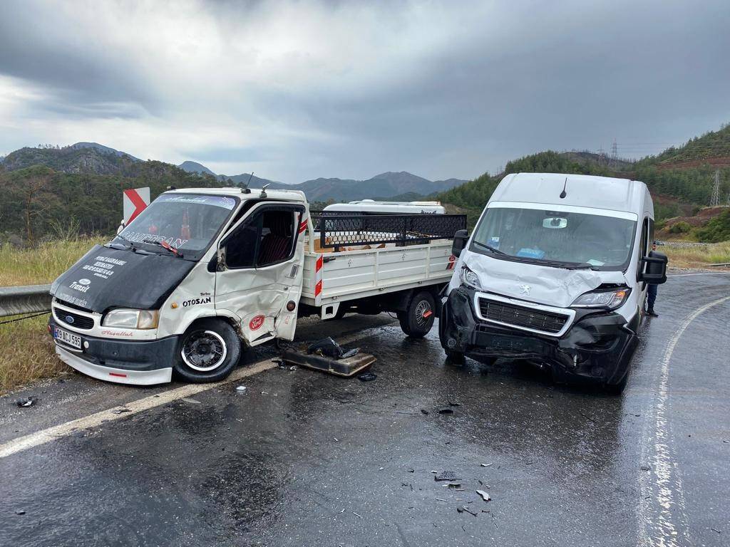 Turistleri taşıyan minibüsle çarpıştı: 6 yaralı