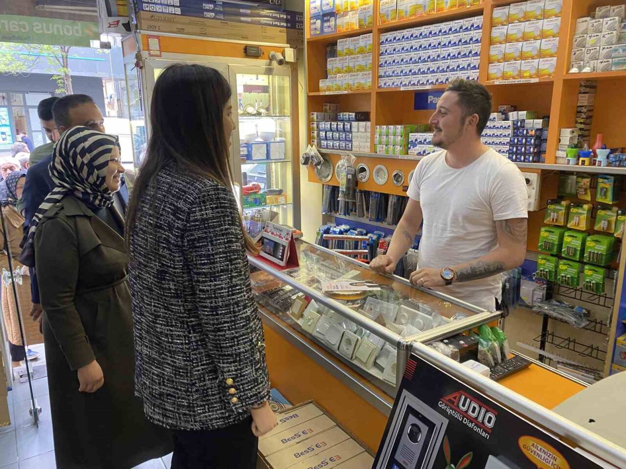 Esnaf, "AK Parti ise girebilirsiniz ” dedi