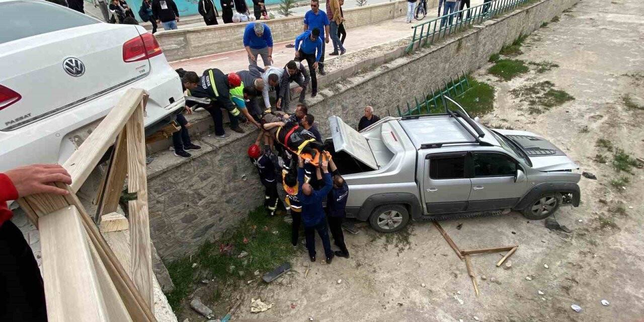 Otomobille çarpışan pikap dereye düştü, faciadan dönüldü