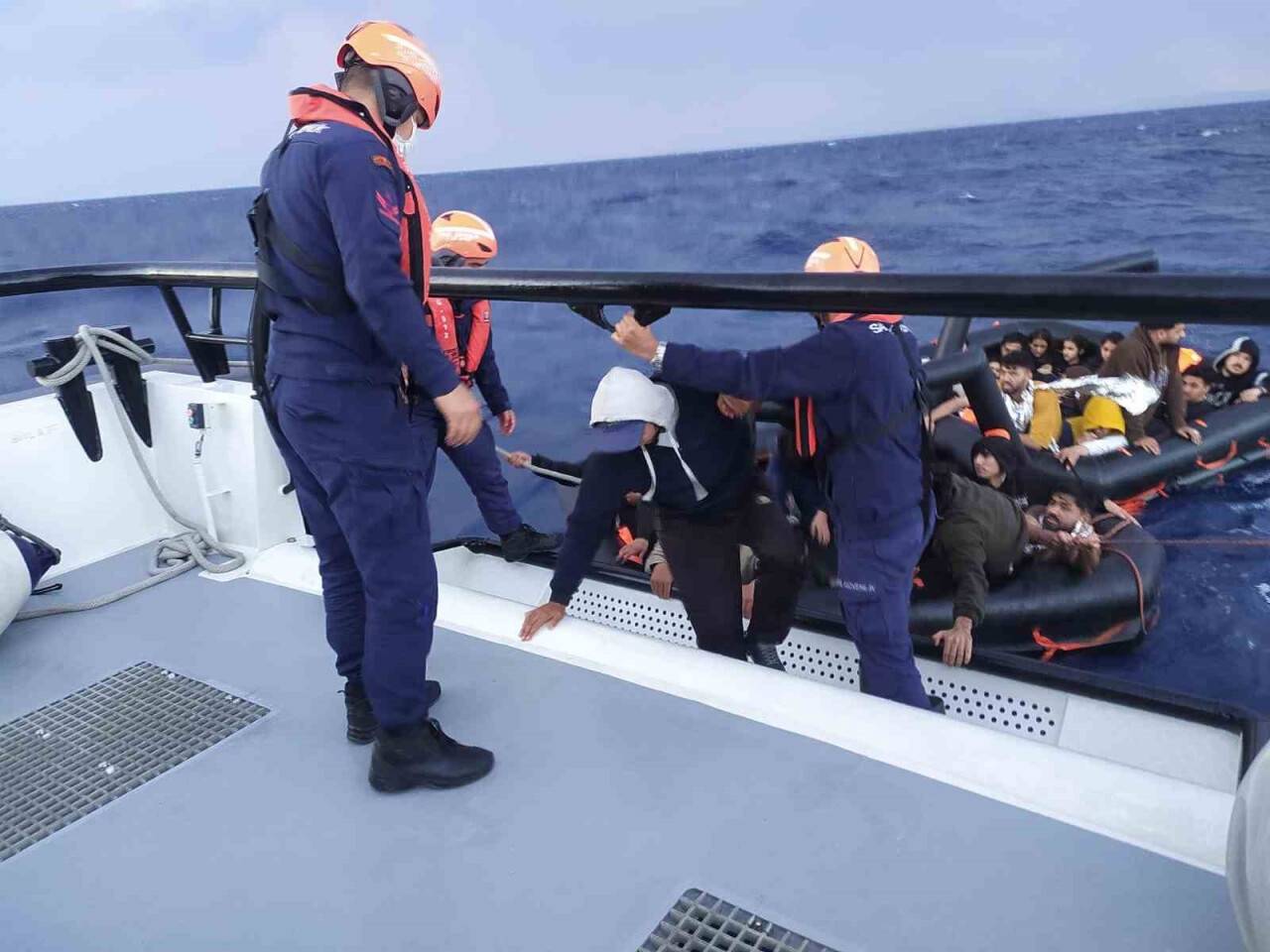 Yunanistan’ın geri ittiği 59 göçmeni Sahil Güvenlik kurtardı