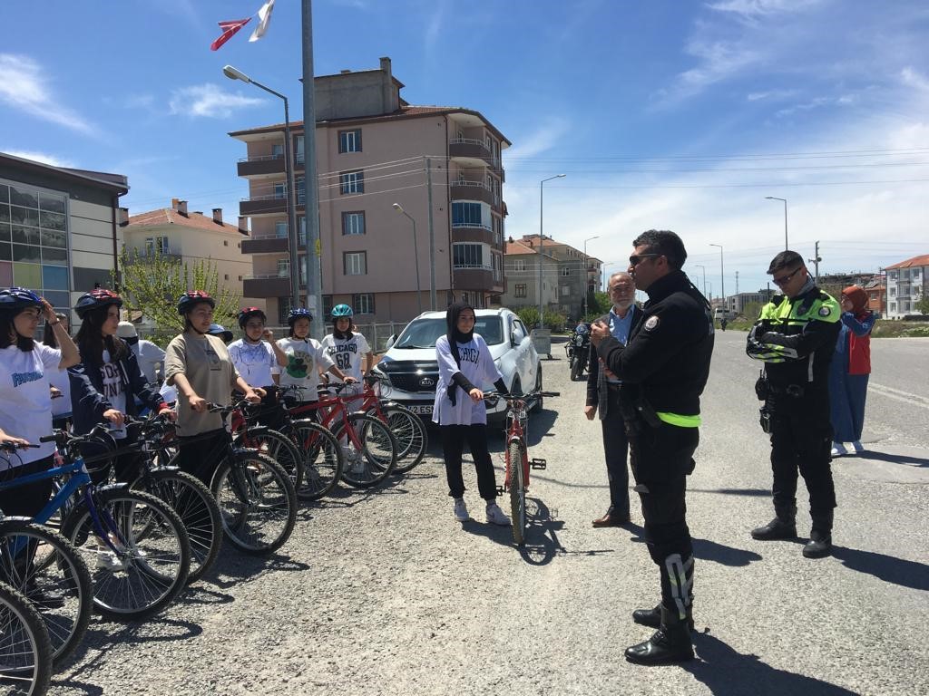 Trafik polislerinden bisiklet sürücülerine eğitim