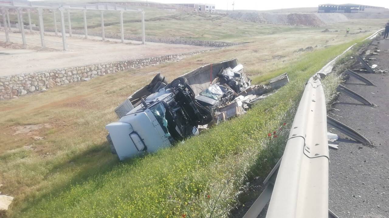 Tır ile hafif ticari araç çarpıştı