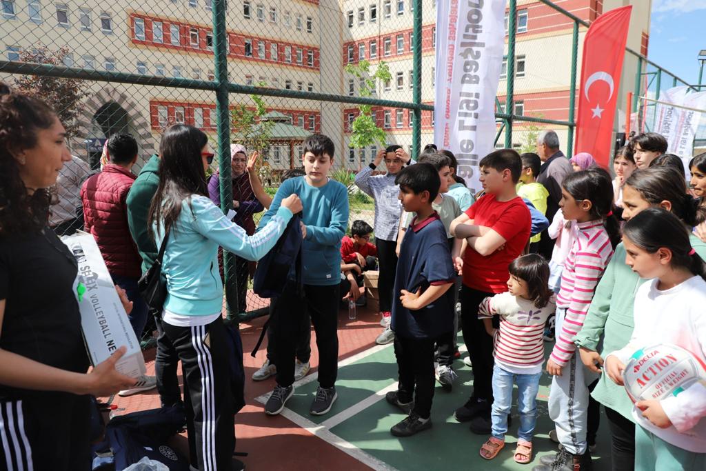 Gençlik ve Spor Bakanlığı'ndan depremden etkilenen illere spor malzemesi desteği