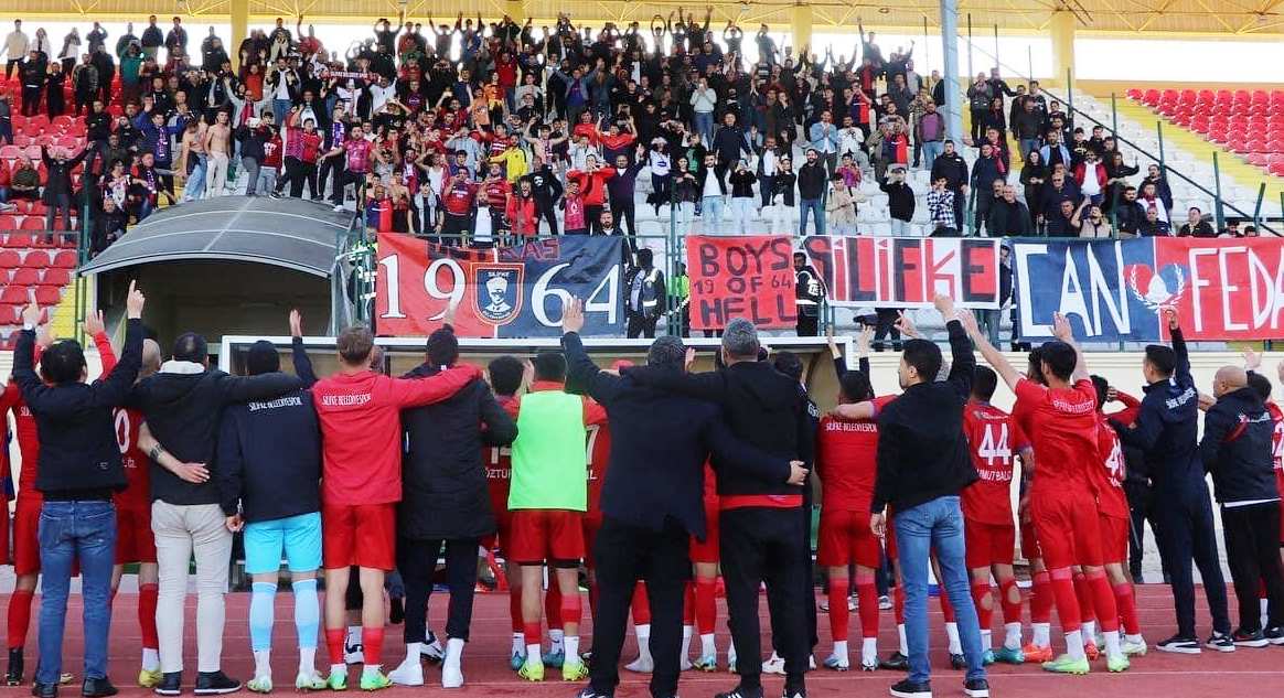 Konya'da gülen Silifke Belediyespor