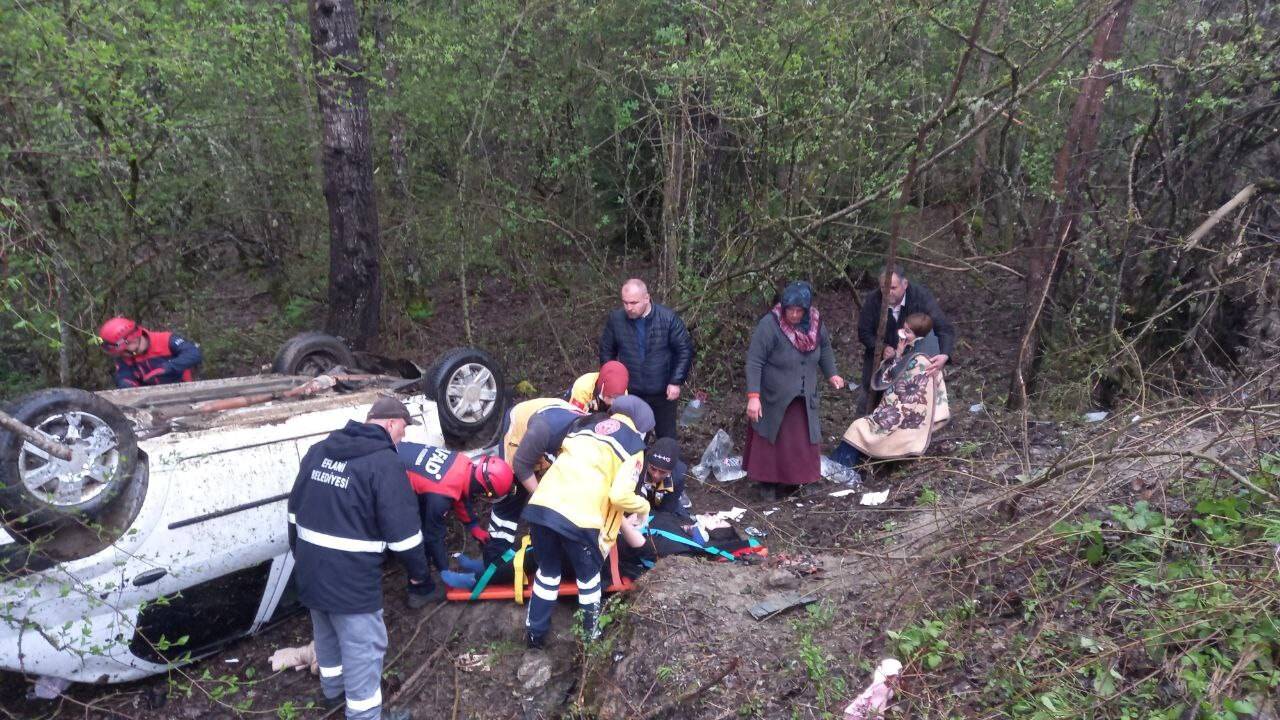 Otomobil şarampole yuvarlandı: 1 ölü, 4 yaralı