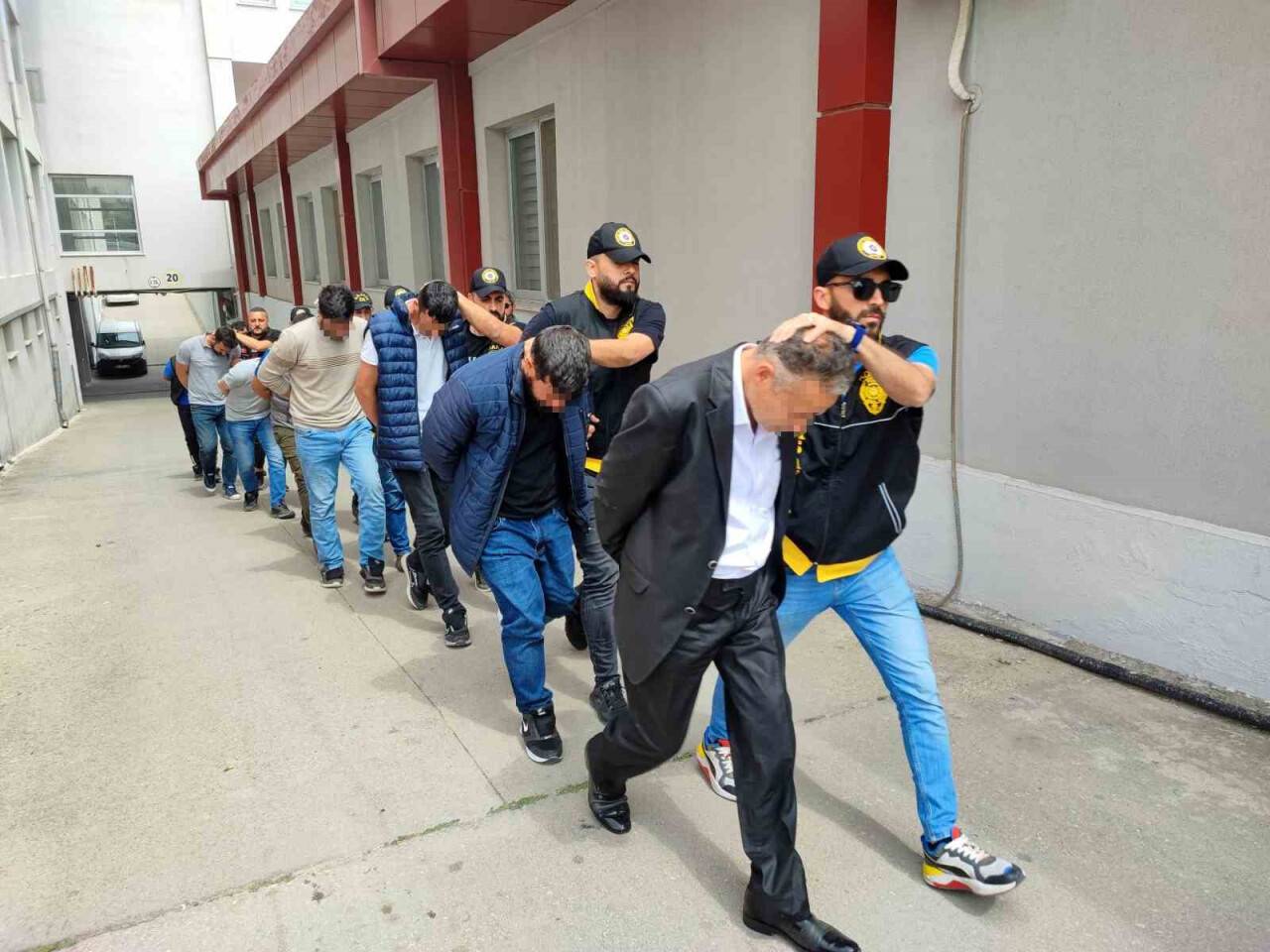 Konya'nın da olduğu 6 ilde otomobil çetesine şafak baskını: Onlarca gözaltı