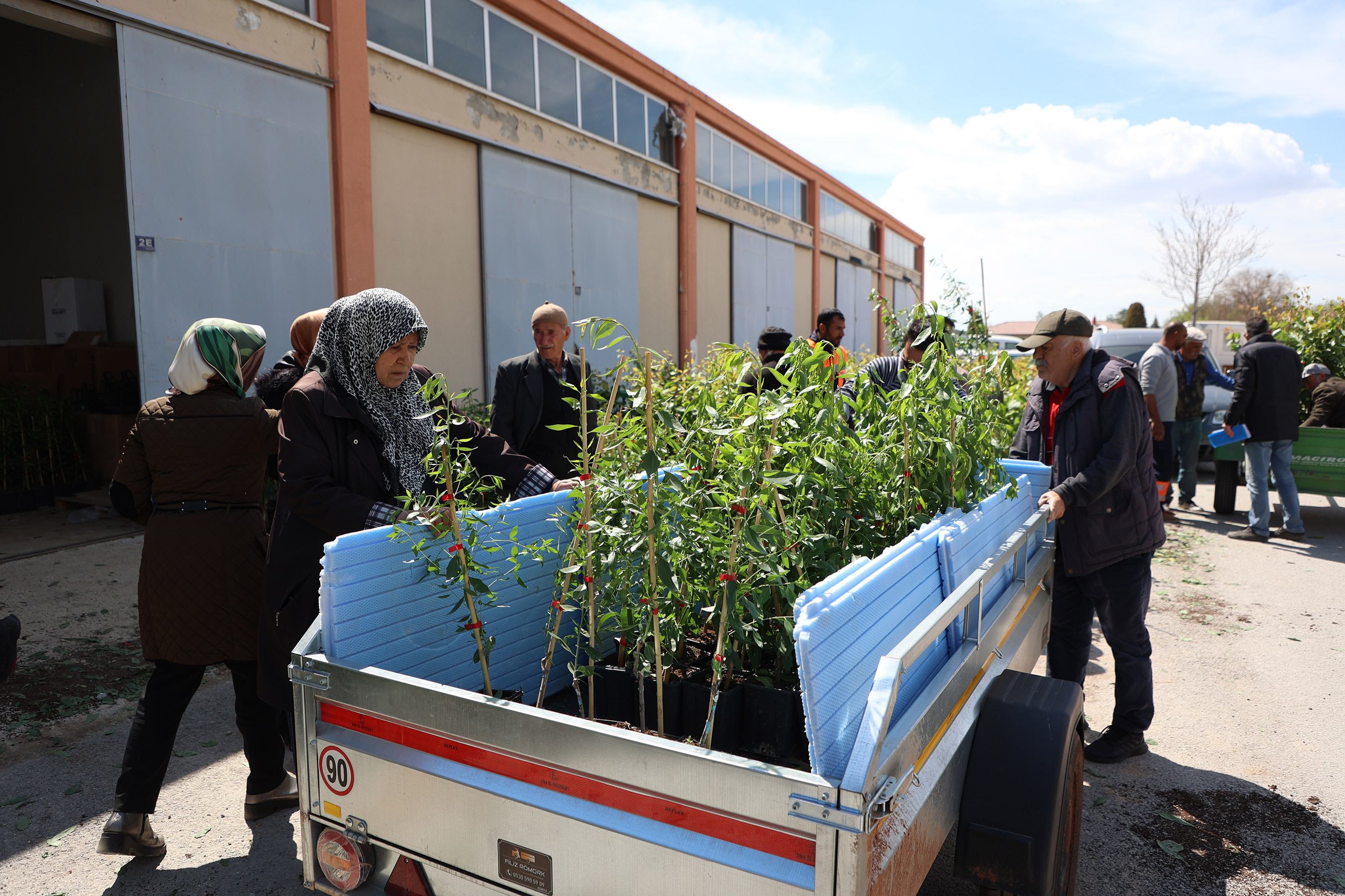 Konya Büyükşehir ürün çeşitliliğini arttırmak için  31 ilçede çiftçiye desteğini sürdürüyor