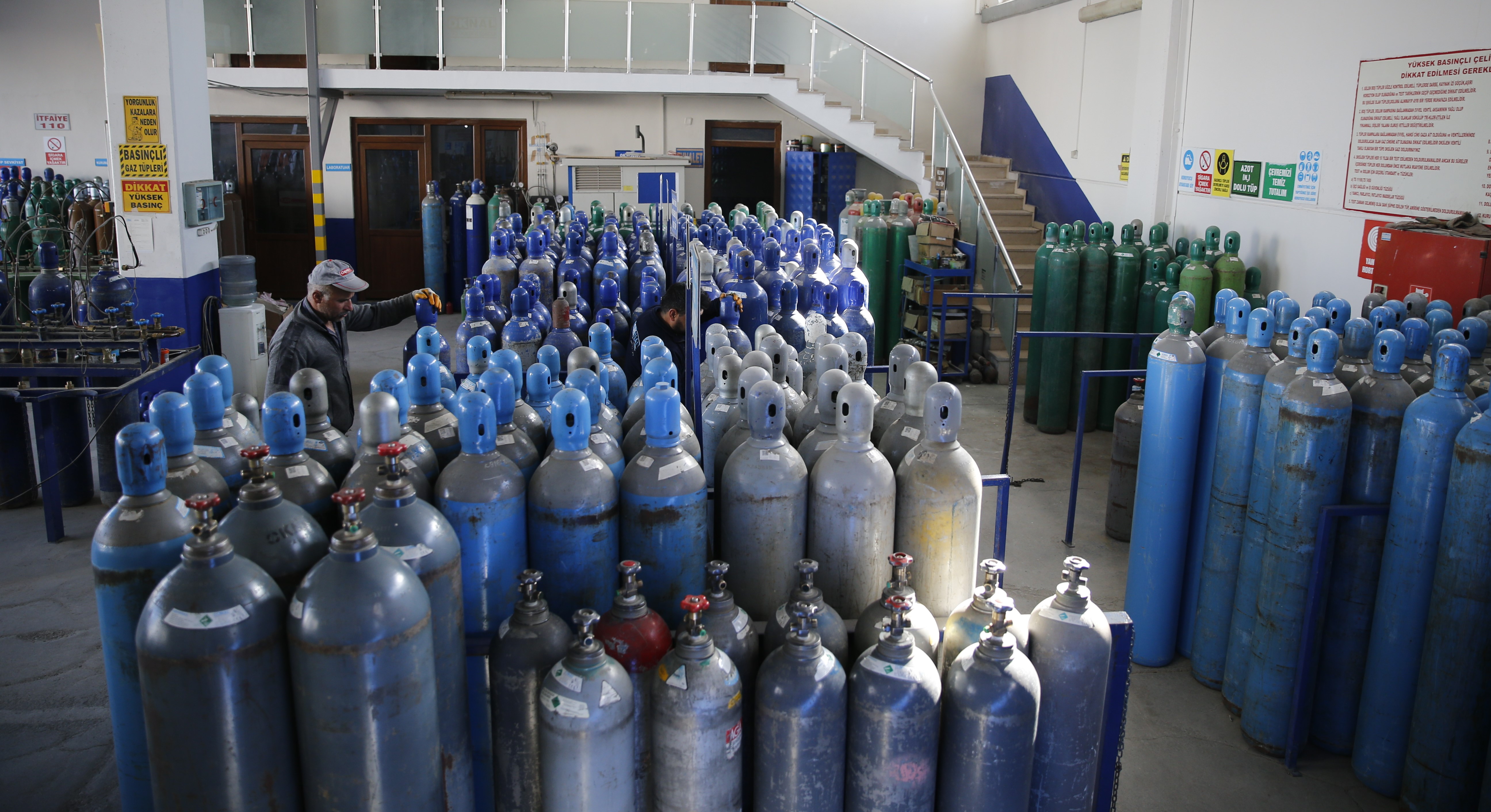 Tıbbi oksijen gazı üreten tesis depremzedelere "nefes" oldu