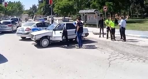 Polis kovalamacasından sonra araçlarından silah ve uyuşturucu çıktı