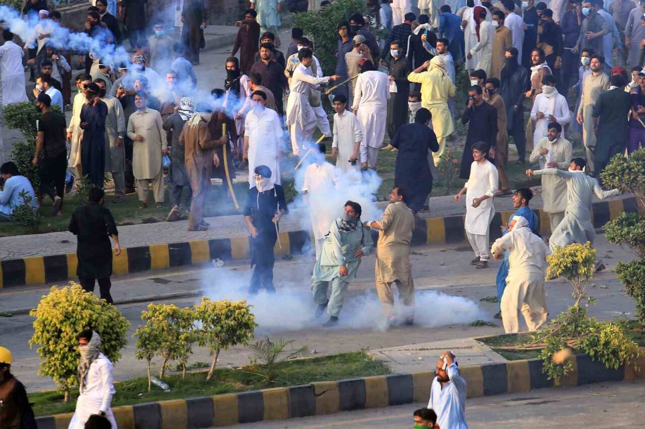 Pakistan’da sokaklar savaş alanına döndü: 1 ölü, 12 yaralı