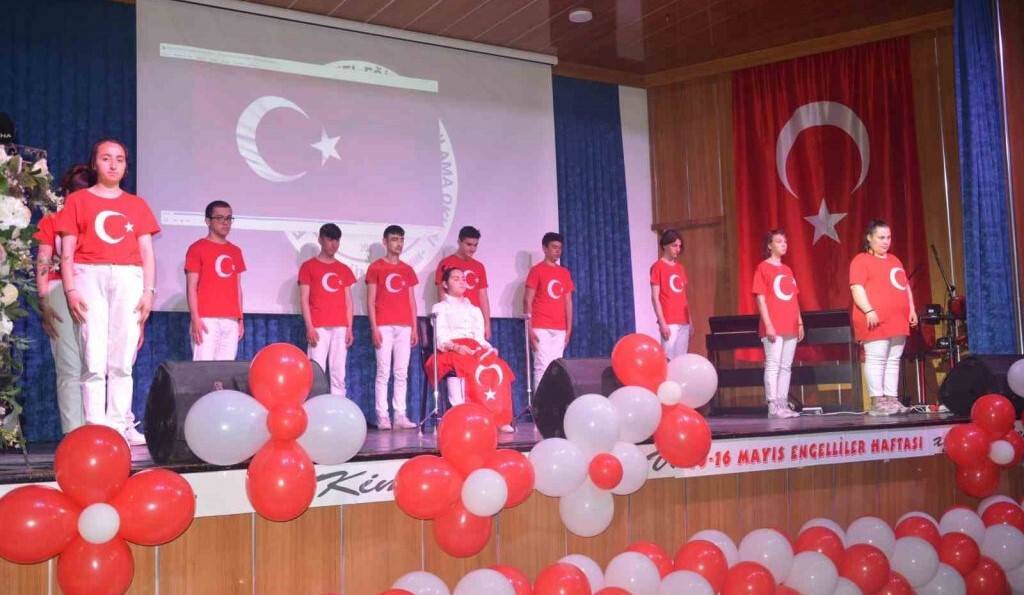 Kendi günlerini yaptıkları renkli gösterilerle kutladılar