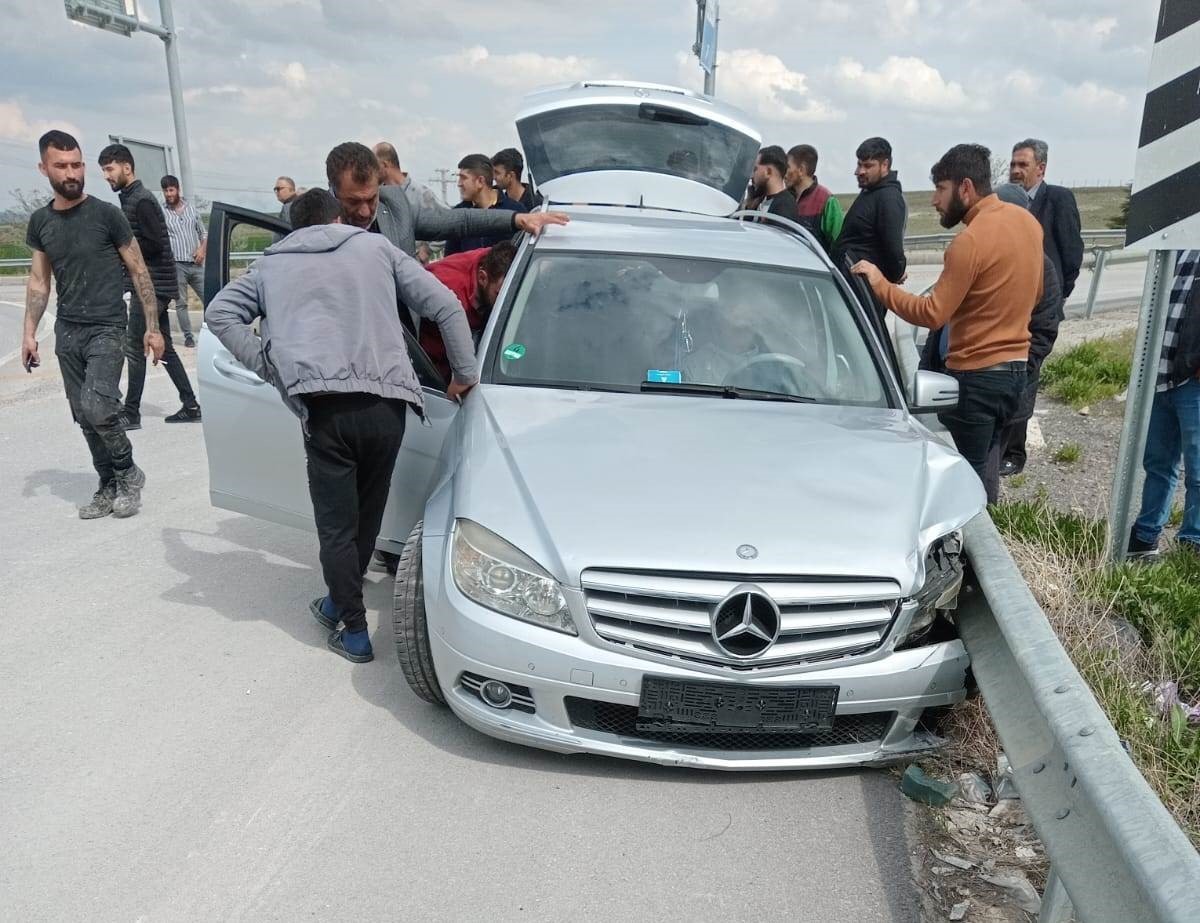 Konya'da otomobil bariyerlere çarptı: 1 yaralı