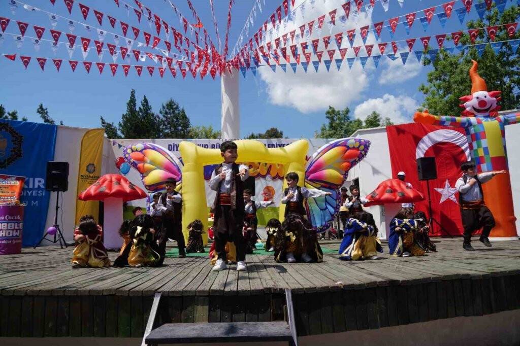 Bahar şenliğinde gönüllerince eğlendiler