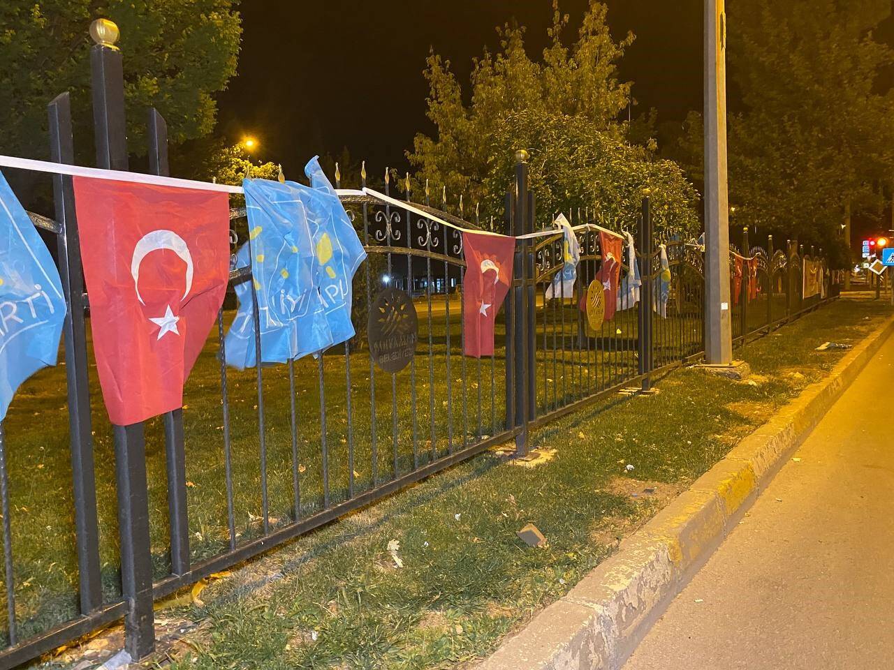 Siyasi partilerin bayraklarını söken iki şahıs yakalandı