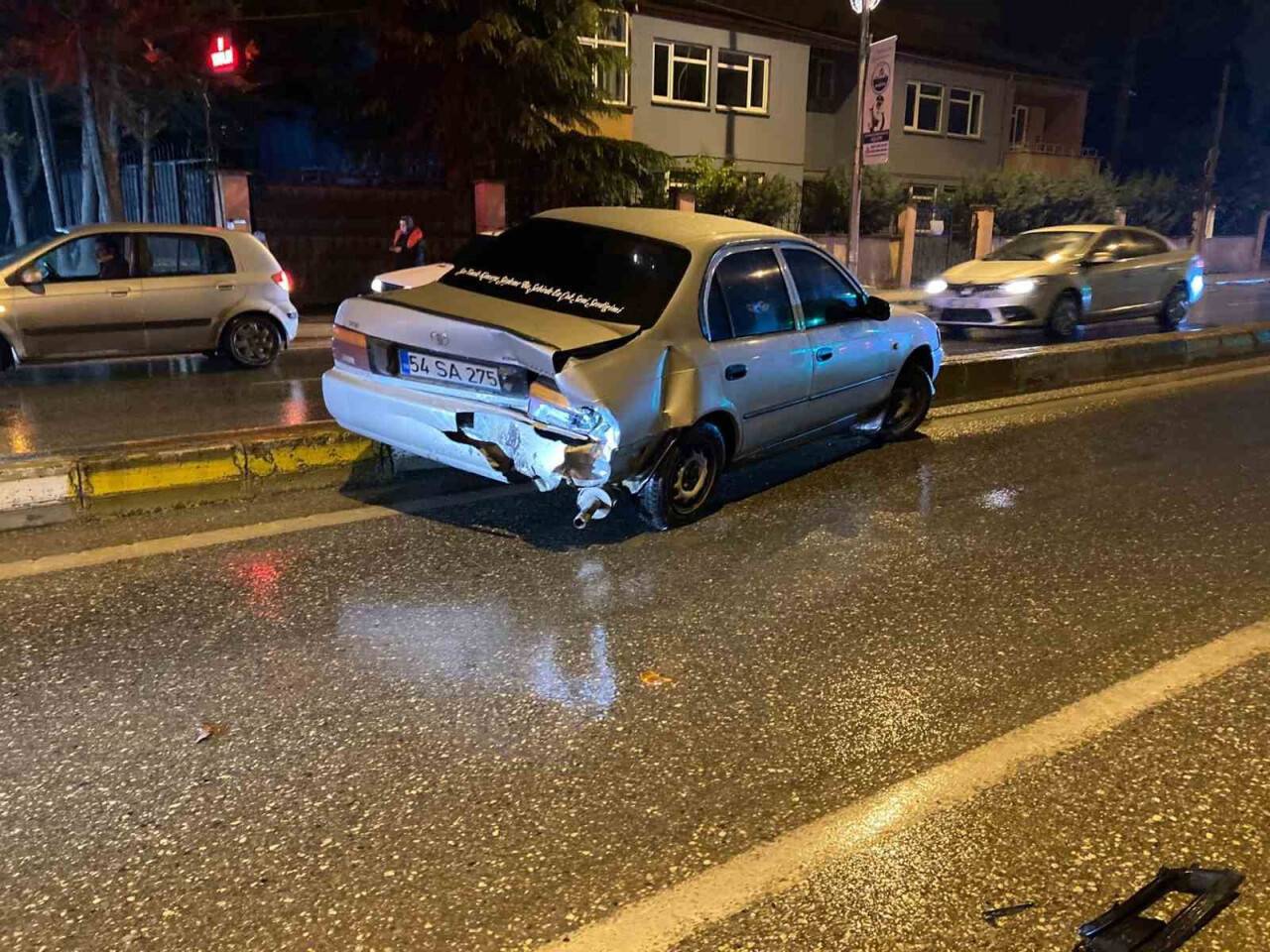 Yolun karşısına geçmek isteyen kadına otomobil çarptı