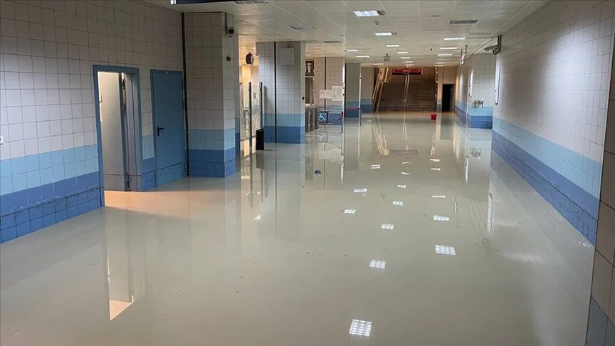 Ankara'da aşırı yağış nedeniyle su basan metro istasyonları kullanıma açıldı