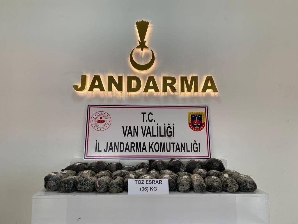 Kayalıklara gizlenmiş 36 kilogram esrar ele geçirildi