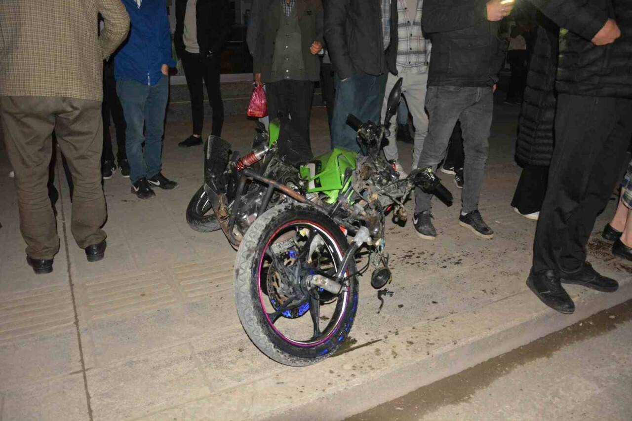 Otomobilin çarptığı motosikletli sürücü metrelerce havaya uçtu
