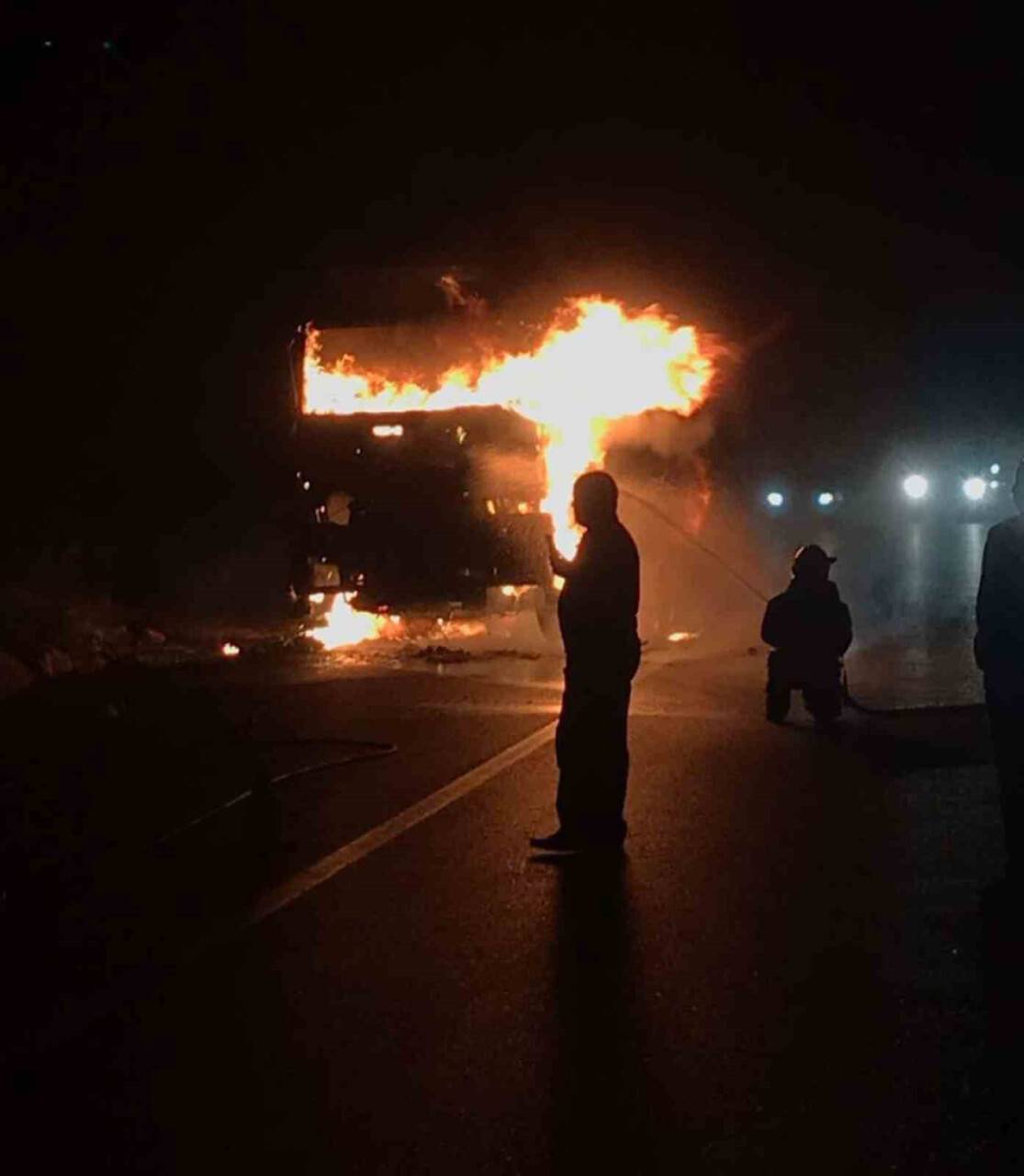 Lastiği patlayan hafriyat kamyonu alev aldı