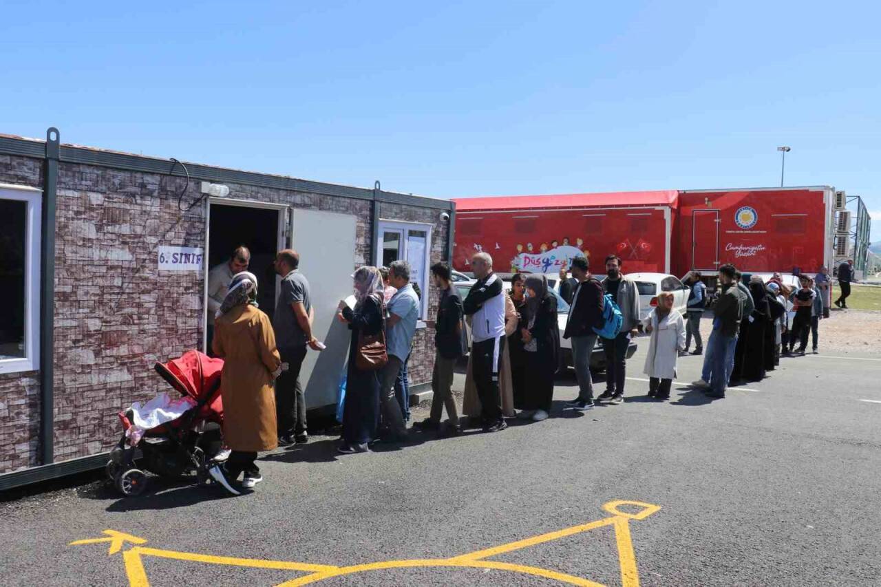 Depremzedeler sandık başına koştu