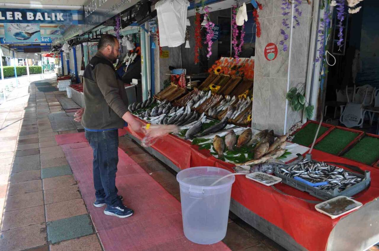 Seçim günü bazı esnaf dükkânını açarken, bazıları da açmamayı tercih etti