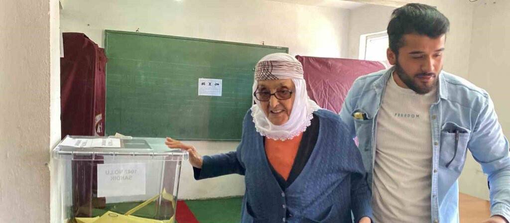 110 yaşındaki Safiye nine oy kullanmak için sandık başına gitti