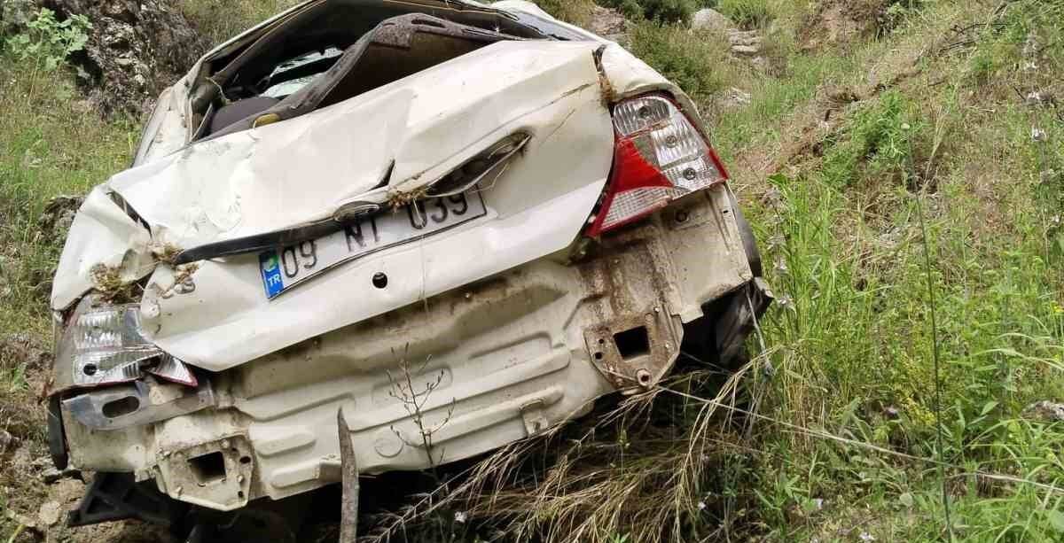 Otomobil şarampole devrildi: 2 ölü