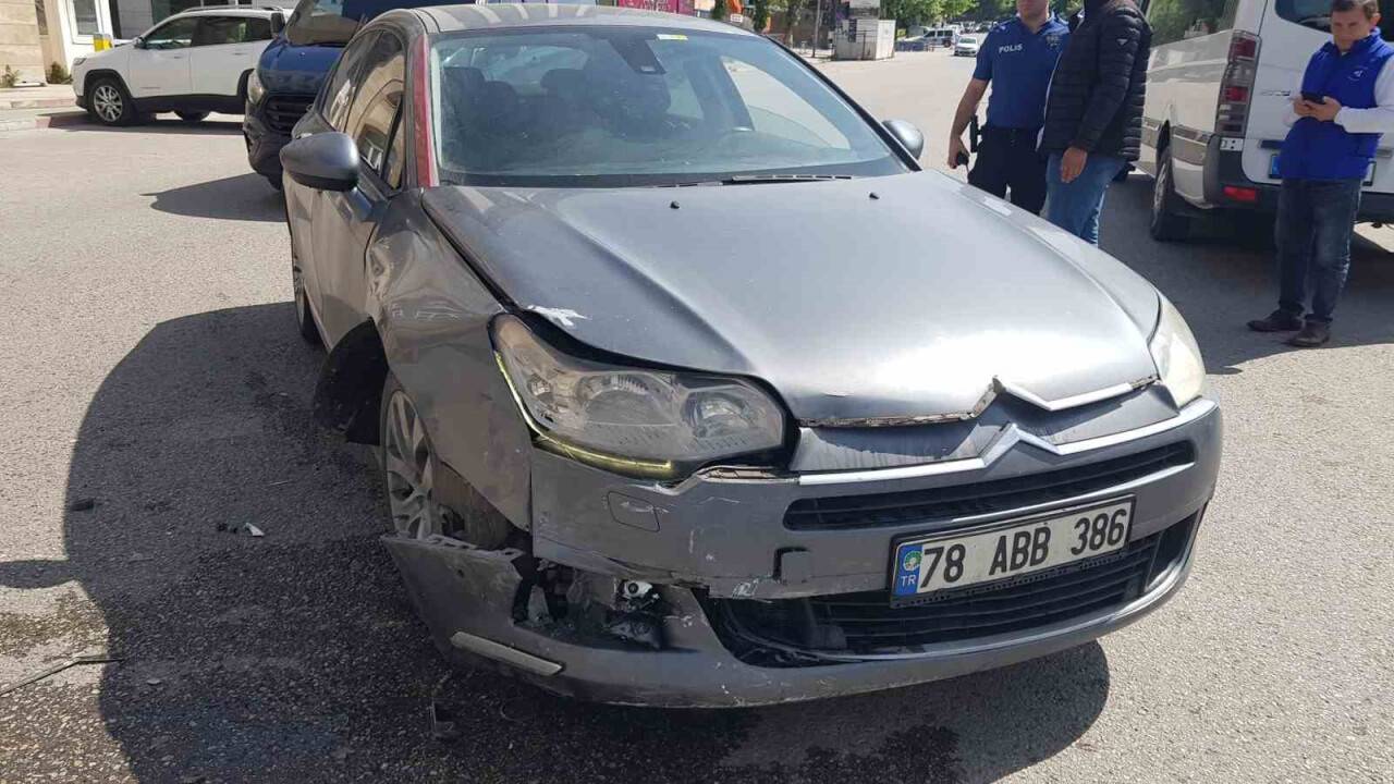 Satışını yeni aldığı araçla dakikalar sonra kaza yaptı