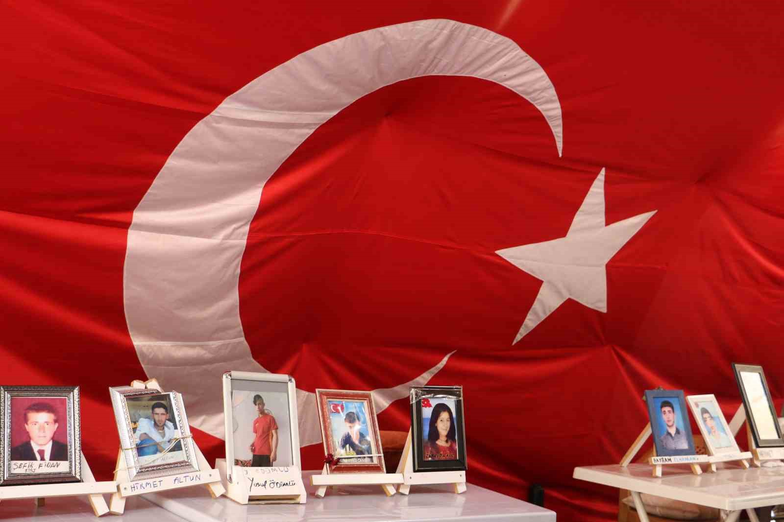 HDP önündeki aileler: “Her teslim olan evlat umut oluyor”