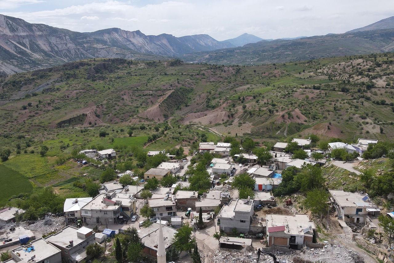 Deprem nedeniyle tepe çökünce manzarası değişen 2 köy görüntülendi