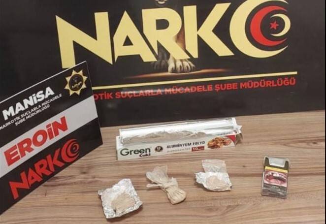 Durdurulan araçta eroinle yakalanan 2 şüpheli tutuklandı