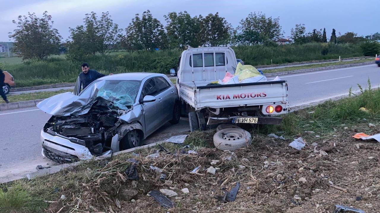 Otomobil duble yolda park halindeki kamyonete çarptı: 1 yaralı