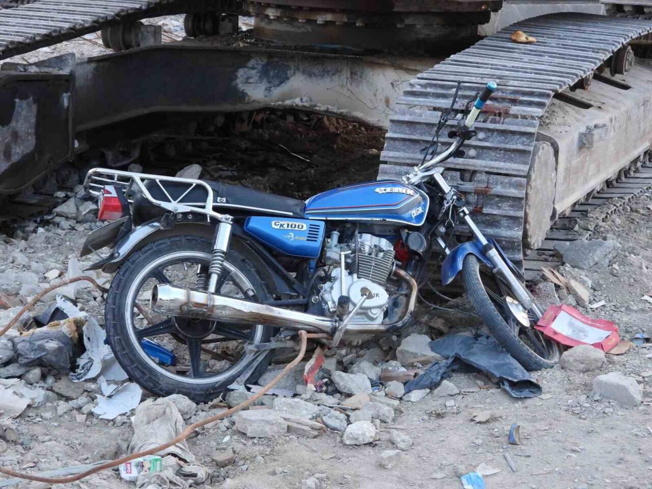 Motosiklet park halindeki kepçeye çarptı: 2 yaralı