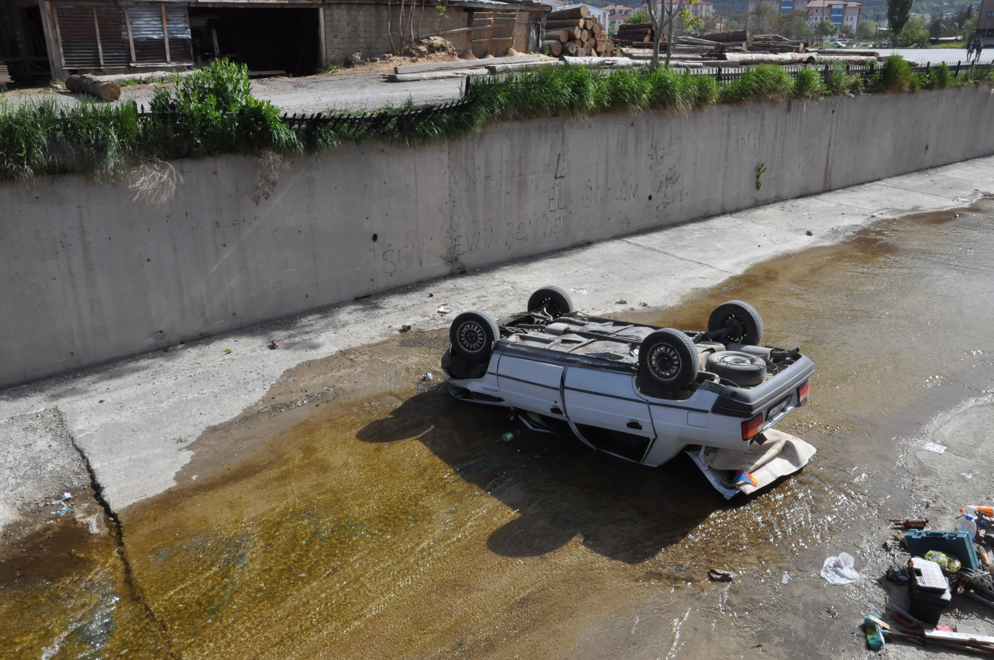 Konya'da kanala düşen otomobildeki 2 kişi yaralandı
